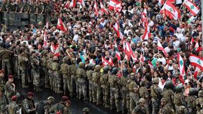 متظاهرون يواجهون جنود الجيش اللبناني في بيروت - جيتي