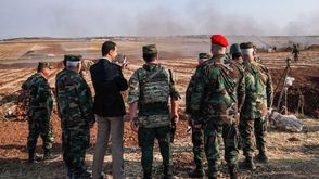 الأسد يتحدث لضباط في جيشه - جيتي