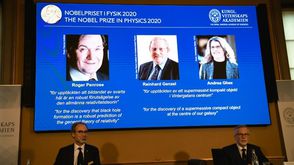 صور الفائزين الثلاثة بجائزة نوبل للفيزياء 2020 (من يسار الشاشة إلى اليمين: روجر بنروز وراينهارد غنزل