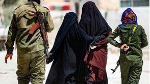 نساء من تنظيم الدولة في مخيم الهول بسوريا- جيتي