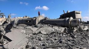 طقل فلسطيني يرفع الاذان على انقاض مسجد عمر ين الخطاب المدمر في غزة