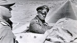 المارشال الألماني رومل خلال تفقد قواته بصحراء مصر- أرشيفية