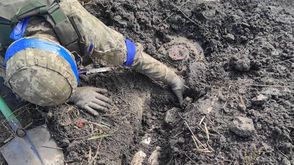 جندي أوكراني يفكك لغما مضادا للدبابات- وزارة الدفاع الأوكرانية عبر تويتر
