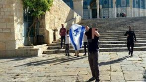 مستوطن نشر صورته وهو يرفع علم الاحتلال في القدس- تويتر