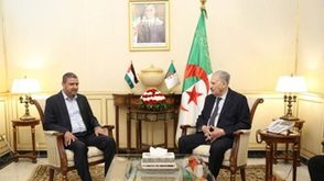 رئيس مجلس الأمة الجزائري وسامي أبو زهري  (وكالة الأنباء الجزائرية)