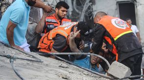 إنقاذ فلسطيني من تحت الأنقاض في غزة- جيتي