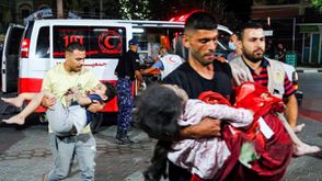 أطفال مصابون جراء قصف الاحتلال على غزة- الأناضول