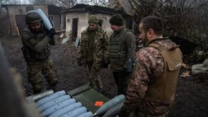 جنود أوكرانيون ينقلون قذائف مدفعية بإحدى الجبهات شرق أوكرانيا- حساب الفرقة 24 بالجيش الأوكراني
