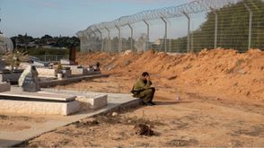 جندي للاحتلال داخل مقبرة في في مستوطنات حول غزة- جيتي