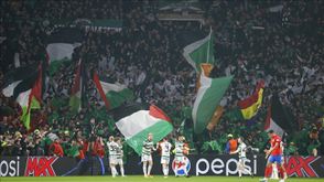 علم فلسطين في دوري أبطال أوروبا.. (الأناضول)