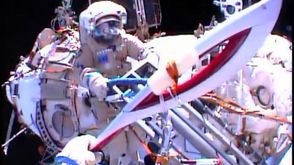 كوتوف خرج من مركبة الفضاء حاملا الشعلة الأولمبية على ارتفاع 320 كلم من الأرض ا ف ب