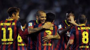 لاعبو برشلونة يحتفلون بالتسجيل في مرمى بيتيس - أ ف ب