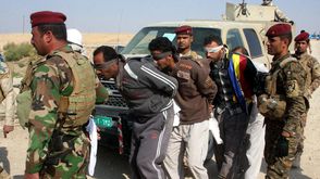 جنود من الجيش العراقي يعتقلون مشتبهين - الأناضول
