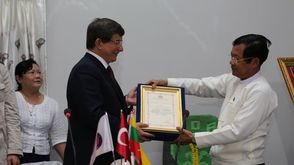 وزير الزراعة والري الميانماري "ميينت هلا"ووزير الخارجية التركي "أحمد داود أوغلو" - الأناضول