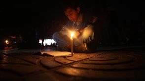 غزة  القراءة على ضوء  شمعة