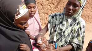 تلقيح احد الاطفال ضد شلل الاطفال في كانو شمال نيجيريا - ا ف ب