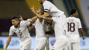 لاعبو الجيش القطري يحتفلون بالتسجيل في مرمى النادي القطري - ا ف ب