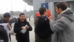 أحد جنود المارينز يحاول الإفلات من الشبان الأتراك الغاضبين - يوتيوب