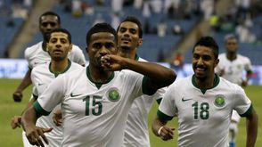 لاعب السعودية ناصر الشمراني يحتفل بعد التسجيل في مرمى البحرين