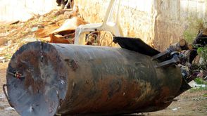 رصد محتويات برميل لم ينفجر ألقته طائرات النظام السوري - الأناضول - 04- رصد محتويات برميل لم ينفجر أل