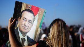 متظاهرة مصرية تحمل صورته احتفاء بحكم براءته باللقاهرة ـ أ ف ب