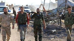 مسلحون مناصرون للنظام السوري في قرية بالقرب من قاعدة كويريس - أ ف ب