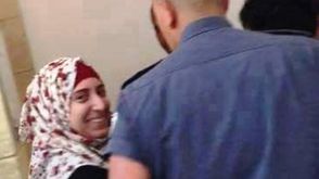 الأسيرة الفلسطينية شروق ديات خلال نقلها - اعتقلت بعد إصابتها بالرصاص خلال محاولة طعن في القدس