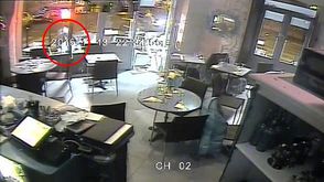 مقهى لاكازا نوسترا - هجمات باريس - سارا سيربنتيني تختبئ تحت الطاولة لتجنب الرصاص