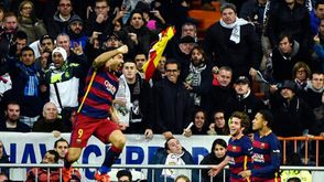 مهاجم برشلونة لويس سواريز يحتفل خلال المباراة مع نيمار وسيرغي روبيرتو