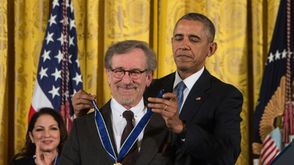 الرئيس اوباما يقلد المخرج ستيفن سبيلبرغ ميدالية الحرية في البيت الابيض