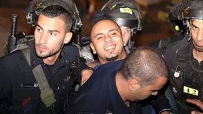 أسير - فلسطيني يبتسم خلال اعتقال من قبل الاحتلال - فلسطين - الضفة - إسرائيل - أسرى