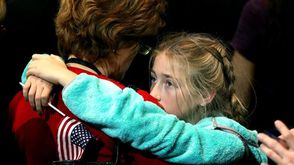 طفلة تعانق سيدة ليلة نتائج الانتخابات الأمريكية
