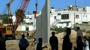 بناء جدار حول مخيم عين الحلوة للاجئين الفلسطينيين جنوب لبنان