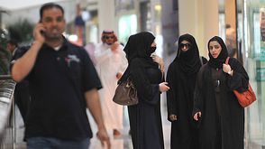 نساء في برج الفيصلية في الرياض السعودية جيتي
