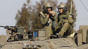 جنود للاحتلال على دبابة في المنطقة العازلة مع غزة- جيتي