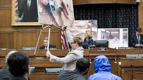 الناشط السوري قيصر يطلع الكونغرس على وثائق تعذيب للسوريين - جيتي