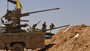 دبابة في القلمون في سوريا تحمل علم حزب الله - جيتي