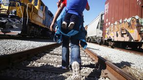 السلطات الأمريكية تمنع قافلة المهاجرين التي تضم الآلاف من دخول البلاد أمريكا المكسيك الحدود - جيتي