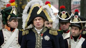 المؤرخ الروسي الشهير أوليغ سوكولوف مرتديا زي نابليون خلال إعادة تمثيل أحداث تاريخية في روسيا العام 2