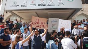 شاب يرفع لافتة تطالب بالباقورة بفعالية في عمّان العام الماضي- عربي21