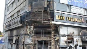 ايران آثار حريق بنك في مدينة قرب طهران احرقه محتجون جيتي