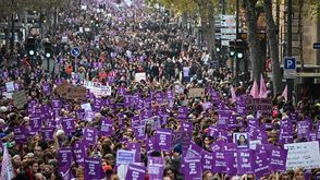 عشرات الآلاف يتظاهرون في فرنسا تنديدا بالعنف الأسري جيتي