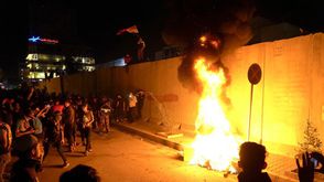 حاول مئات المتظاهرين إشعال النار في القنصلية الإيرانية في مدينة كربلاء - أ ف ب