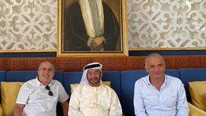 كحلون مع أحد الشيوخ الإماراتيين في أبو ظبي- صحافة عبرية