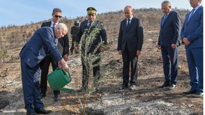 تونس سعيد يزرع شجرة زيتون في جبل بوقرنين الذي تعرض لحريق اتى على آلاف الاشجار- الرئاسة التونسية