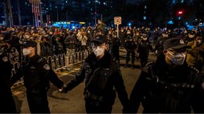 الشرطة الصينية تحيط بعدد من المحتجين على قيود كورونا- جيتي