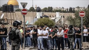 فلسطينيون يؤدون صلاة الجمعة بشوارع القدس بعد منعهم دخول الأقصى- الاناضول