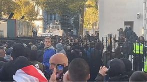 اليمين المتطرف اشتباك الشرطة قرب النصب التذكاري لضحايا الحرب لندن بريطانيا- إكس