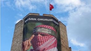 أتراك يعلقون صور أبو عبيدة في مناطق تركية شهيرة -تويتر