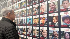 نتنياهو يقف أمام صور الأسرى الإسرائيليين في قطاع غزة- إكس
